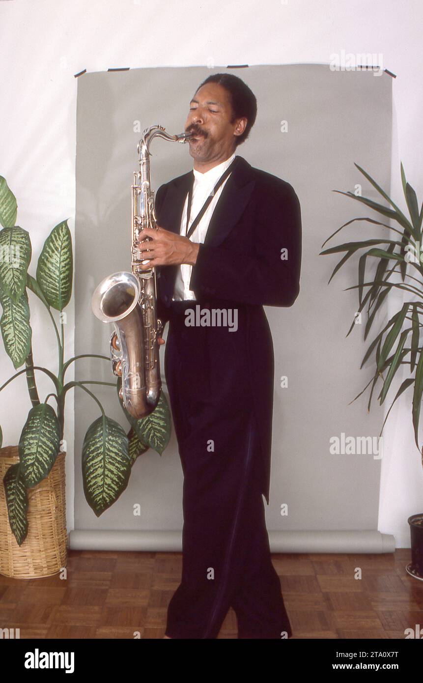 Porträt des späten Jazz-Komponisten und Tenorsaxophonisten Frank Lowe, aufgenommen 1983 in Brooklyn, New York. Stockfoto
