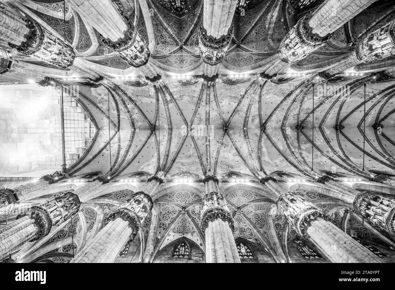 Inneres der Metropolitan Cathedral-Basilika der Geburt der Heiligen Maria, alias Duomo, Mailand, Italien. Schwarzweiß-Fotografie. Stockfoto