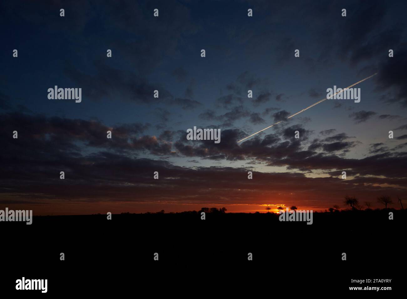 Sonnenaufgang zwischen den Feldern bei Erwitte Horn, Kreis Soest, NRW, Deutschland, Europa - Sonnenaufgang zwischen den Flügeln, nordrhein-westfalen, Stockfoto