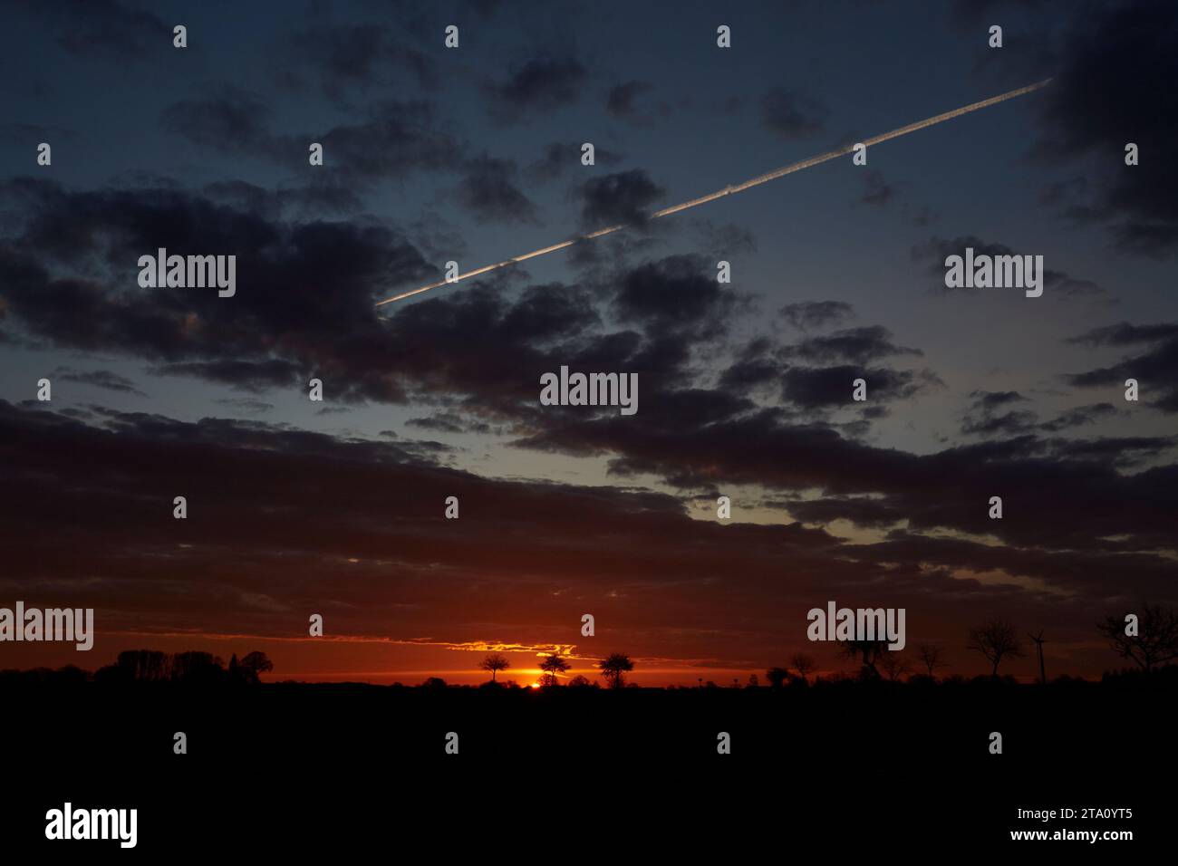 Sonnenaufgang zwischen den Feldern bei Erwitte Horn, Kreis Soest, NRW, Deutschland, Europa - Sonnenaufgang zwischen den Flügeln, nordrhein-westfalen, Stockfoto