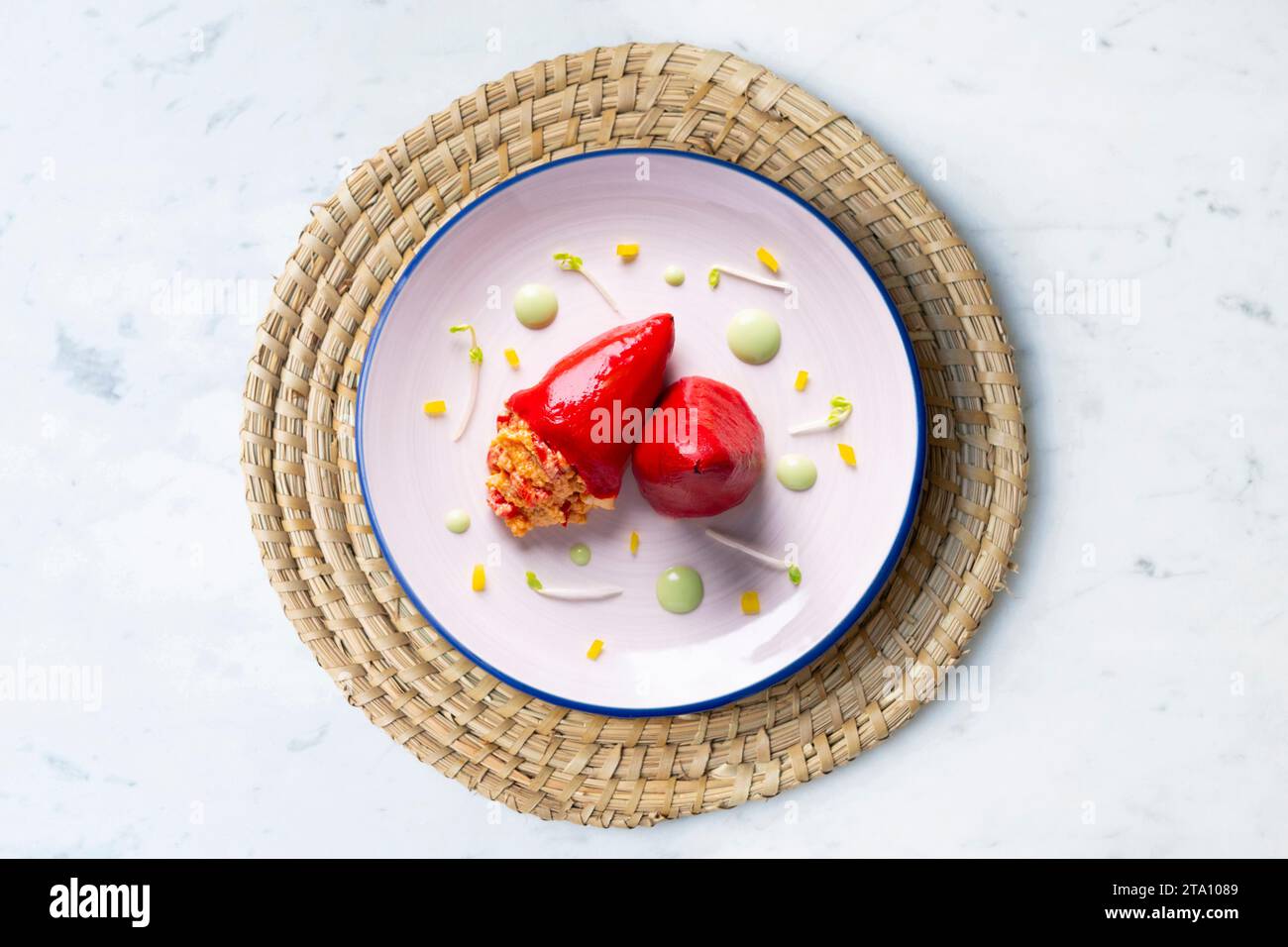 Piquillo Paprika gefüllt mit Kabeljau. Traditionelle spanische Tapa Stockfoto