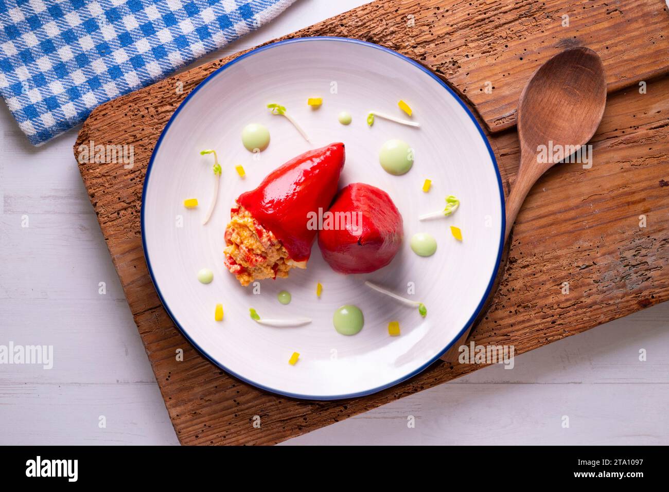 Piquillo Paprika gefüllt mit Kabeljau. Traditionelle spanische Tapa Stockfoto