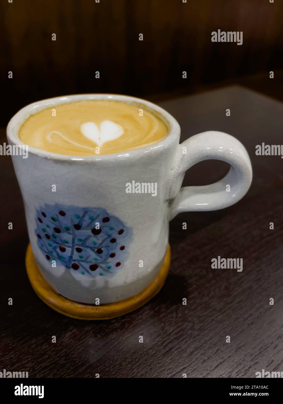 Heißer Kaffee Latte mit Mini-Herzkunst, Stockfoto Stockfoto