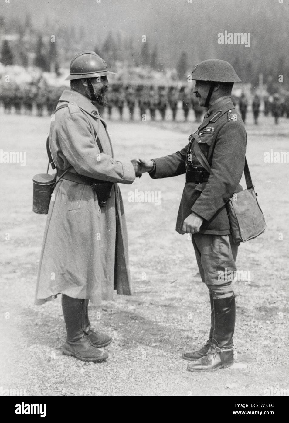 1. Weltkrieg: Ein französischer Offizier erhält das Militärkreuz vom britischen Oberbefehlshaber in Italien Stockfoto