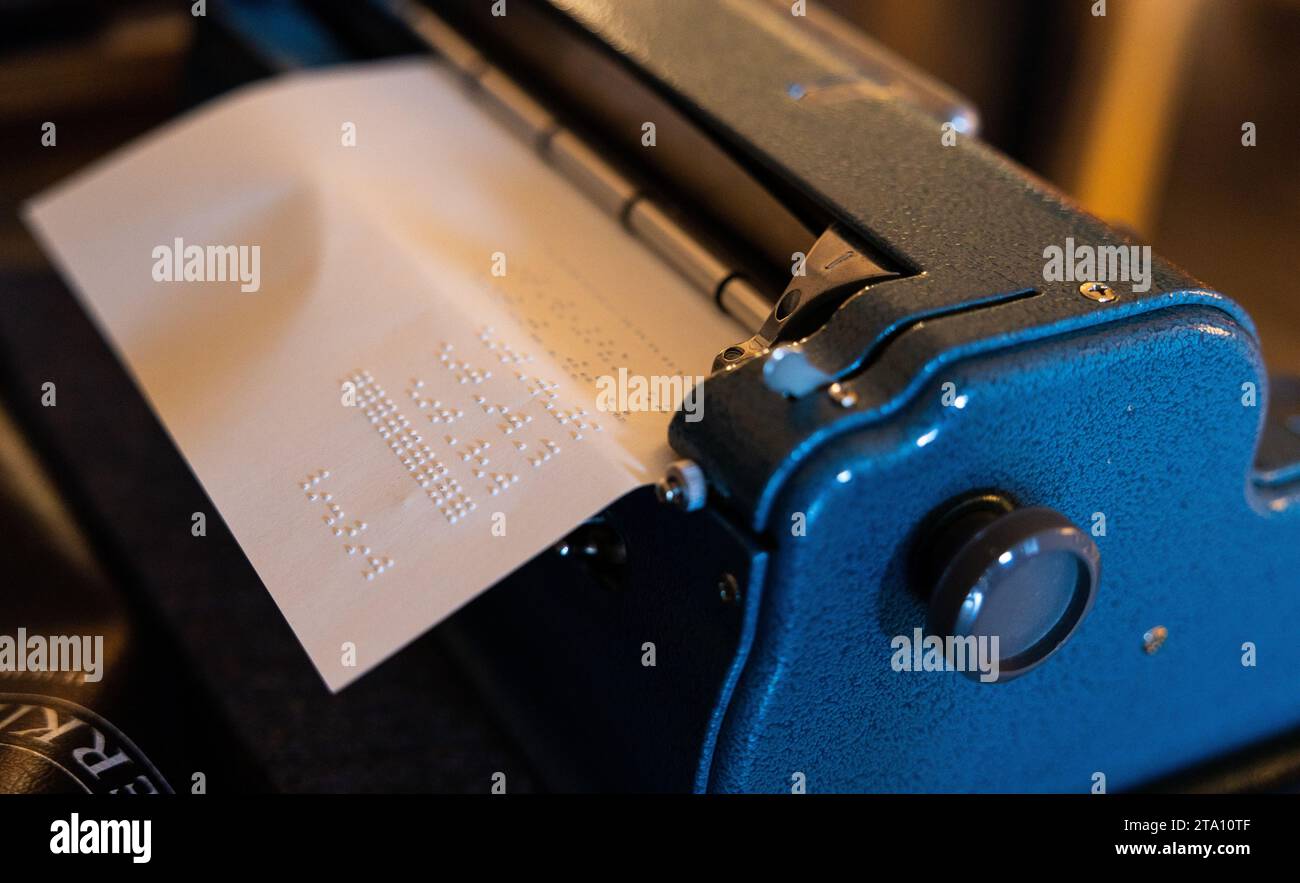 Rotterdam, Niederlande. November 2023. ROTTERDAM - Braille-Schreibmaschine an der Visio-Schule in Rotterdam für blinde und sehbehinderte Kinder. ANP IRIS VAN DEN BROEK niederlande Out - belgien Out Credit: ANP/Alamy Live News Stockfoto