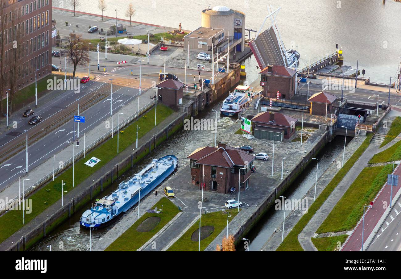 Lastkähne fahren durch die Schleuse Grote Parksluis in Rotterdam. Rotterdam, Niederlande - 16. März 2016 Stockfoto