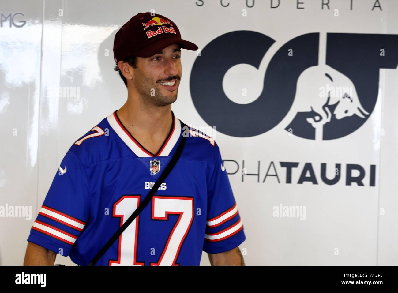 Abu Dhabi, Abu Dhabi. November 2023. Daniel Ricciardo (aus) AlphaTauri. Formel-1-Test, Dienstag, 28. November 2023. Yas Marina Circuit, Abu Dhabi, VAE. Quelle: James Moy/Alamy Live News Stockfoto