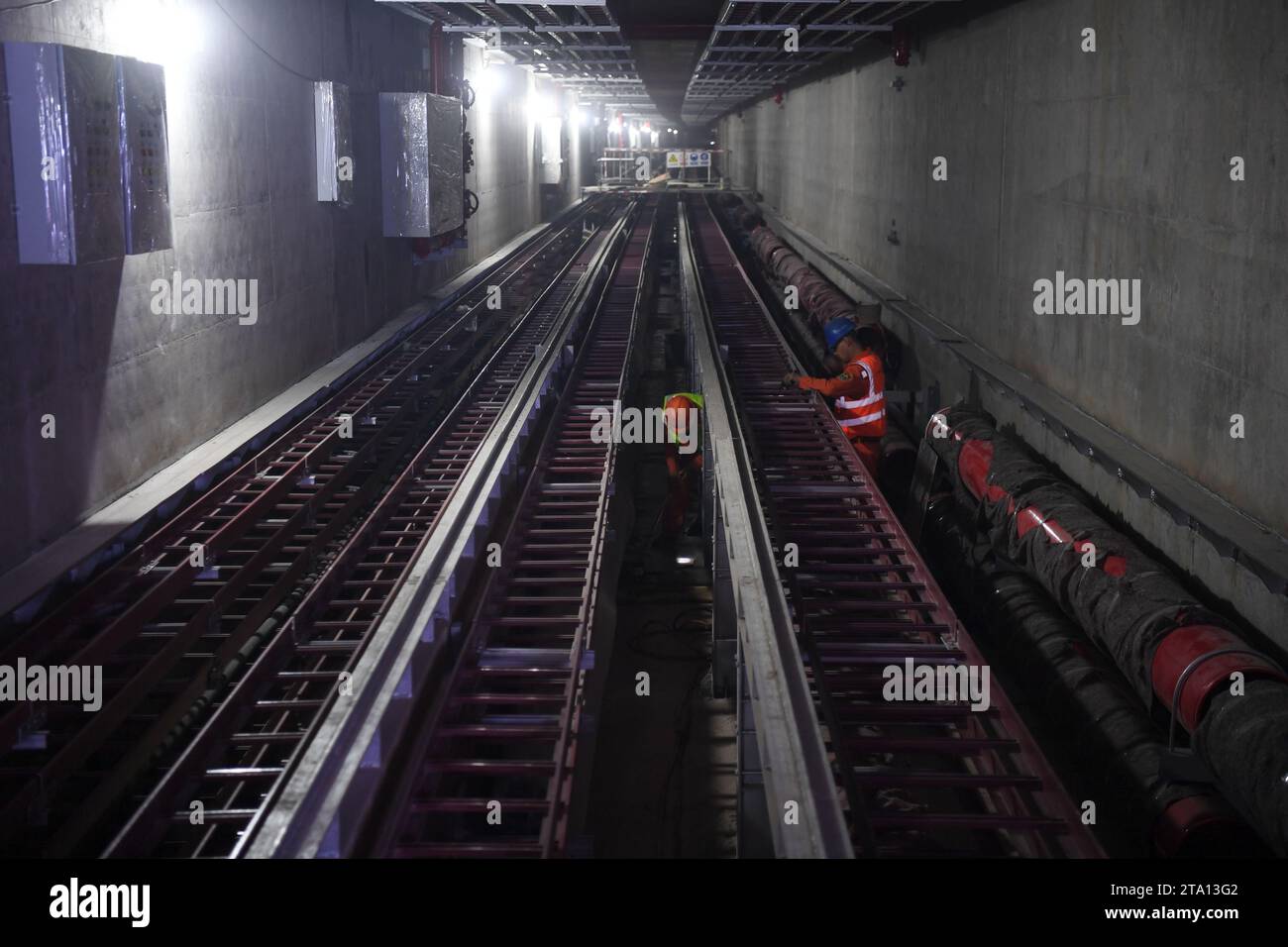 (231128) -- ZHONGSHAN, 28. November 2023 (Xinhua) -- Bauarbeiter arbeiten im Unterwassertunnel der Shenzhen-Zhongshan-Verbindung in der südchinesischen Provinz Guangdong, 27. November 2023. Ein Fernseeverkehr zwischen den Städten Shenzhen und Zhongshan in der südchinesischen Provinz Guangdong ist einen Schritt näher an der Fertigstellung. Der letzte Beton wurde am Dienstag in Betrieb genommen, als die Arbeiten am Unterwassertunnel, der sich über 6,8 km erstreckt, sich seinem Ende nähern, sagte Guangdong Provincial Communication Group Co., Ltd Der Tunnel ist Teil einer 24 km langen Autobahn, die Shen verbindet Stockfoto