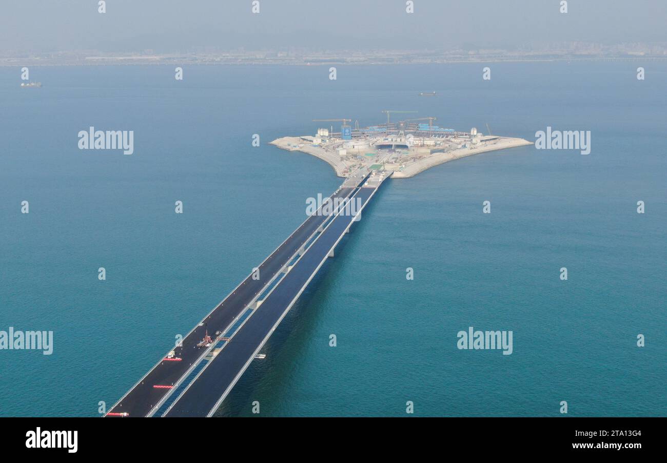 (231128) -- ZHONGSHAN, 28. November 2023 (Xinhua) -- dieses Luftbild vom 27. November 2023 zeigt die westliche künstliche Insel der Shenzhen-Zhongshan-Verbindung in der südchinesischen Provinz Guangdong. Ein Fernseeverkehr zwischen den Städten Shenzhen und Zhongshan in der südchinesischen Provinz Guangdong ist einen Schritt näher an der Fertigstellung. Der letzte Beton wurde am Dienstag in Betrieb genommen, als die Arbeiten am Unterwassertunnel, der sich über 6,8 km erstreckt, sich seinem Ende nähern, sagte Guangdong Provincial Communication Group Co., Ltd Der Tunnel ist Teil einer 24 km langen Autobahnverbindung Stockfoto
