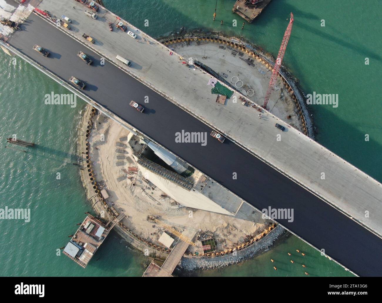 (231128) -- ZHONGSHAN, 28. November 2023 (Xinhua) -- dieses Luftbild vom 27. November 2023 zeigt Bauarbeiter, die an der Lingdingyang-Brücke der Shenzhen-Zhongshan-Verbindung in der südchinesischen Provinz Guangdong arbeiten. Ein Fernseeverkehr zwischen den Städten Shenzhen und Zhongshan in der südchinesischen Provinz Guangdong ist einen Schritt näher an der Fertigstellung. Der letzte Beton wurde am Dienstag in Betrieb genommen, als die Arbeiten am Unterwassertunnel, der sich über 6,8 km erstreckt, sich seinem Ende nähern, sagte Guangdong Provincial Communication Group Co., Ltd Der Tunnel ist Teil einer 24 km langen Höhe Stockfoto