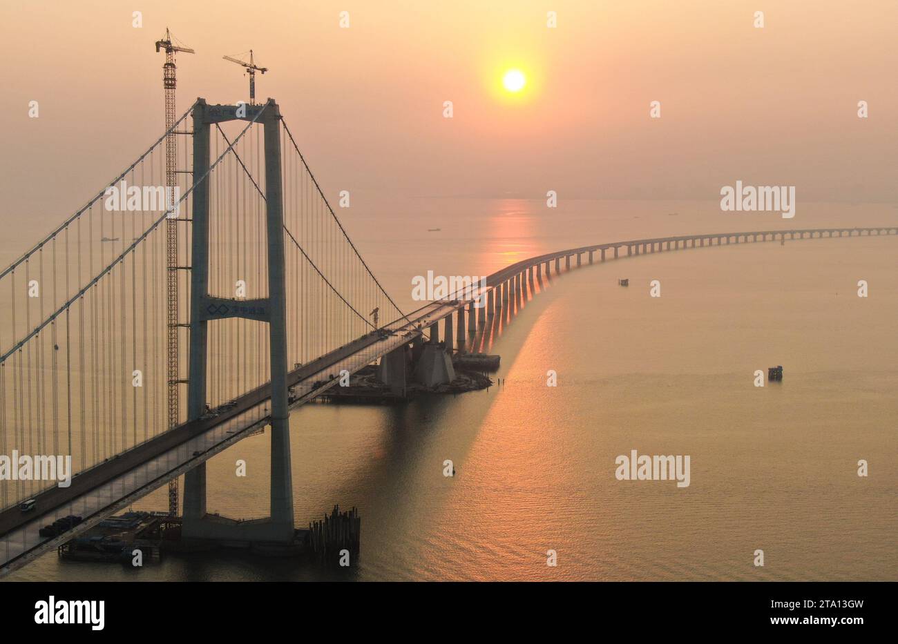 (231128) -- ZHONGSHAN, 28. November 2023 (Xinhua) -- dieses Luftbild vom 27. November 2023 zeigt die Lingdingyang Brücke der Shenzhen-Zhongshan-Verbindung in der südchinesischen Provinz Guangdong. Ein Fernseeverkehr zwischen den Städten Shenzhen und Zhongshan in der südchinesischen Provinz Guangdong ist einen Schritt näher an der Fertigstellung. Der letzte Beton wurde am Dienstag in Betrieb genommen, als die Arbeiten am Unterwassertunnel, der sich über 6,8 km erstreckt, sich seinem Ende nähern, sagte Guangdong Provincial Communication Group Co., Ltd Der Tunnel ist Teil einer 24 km langen Autobahn, die S verbindet Stockfoto