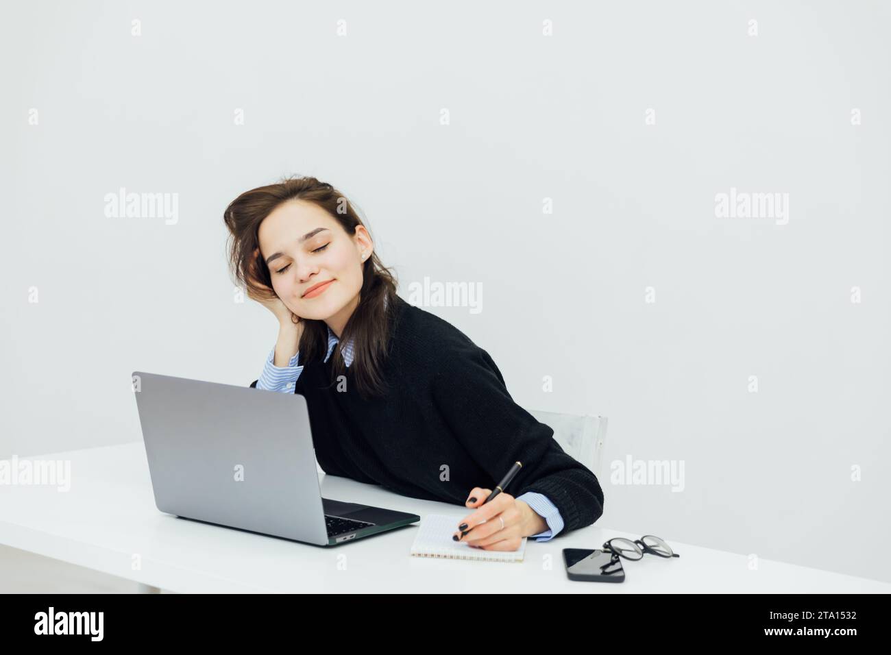 Frau im Chat im Büro Computer Desk Online Job Stockfoto