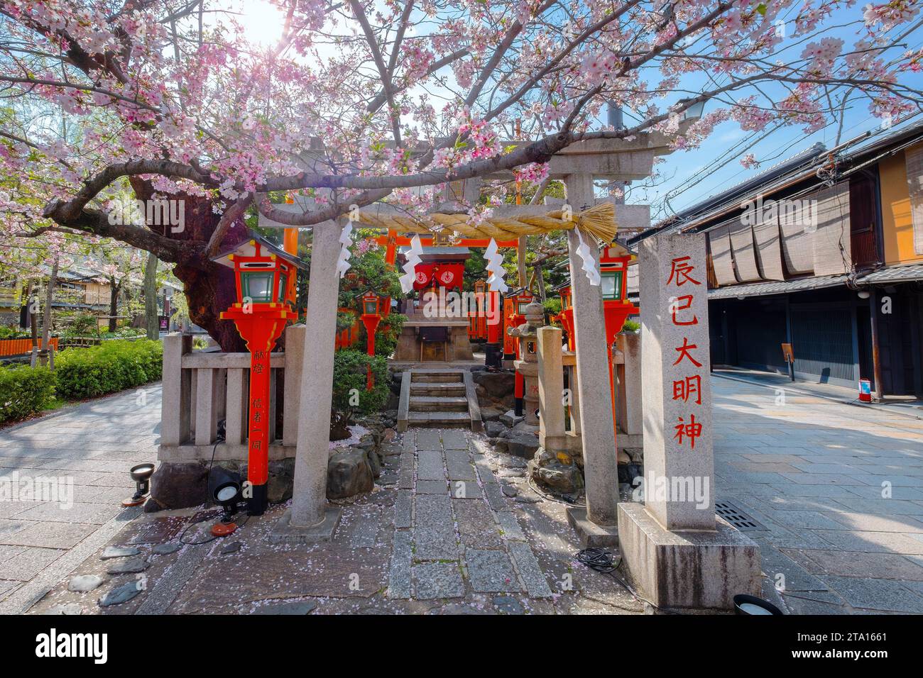 Kyoto, Japan - 2. April 2023: Tatsumi Daimyojin-Schrein in der Nähe der Tatsumu-Bashi-Brücke im Stadtteil Gion Stockfoto