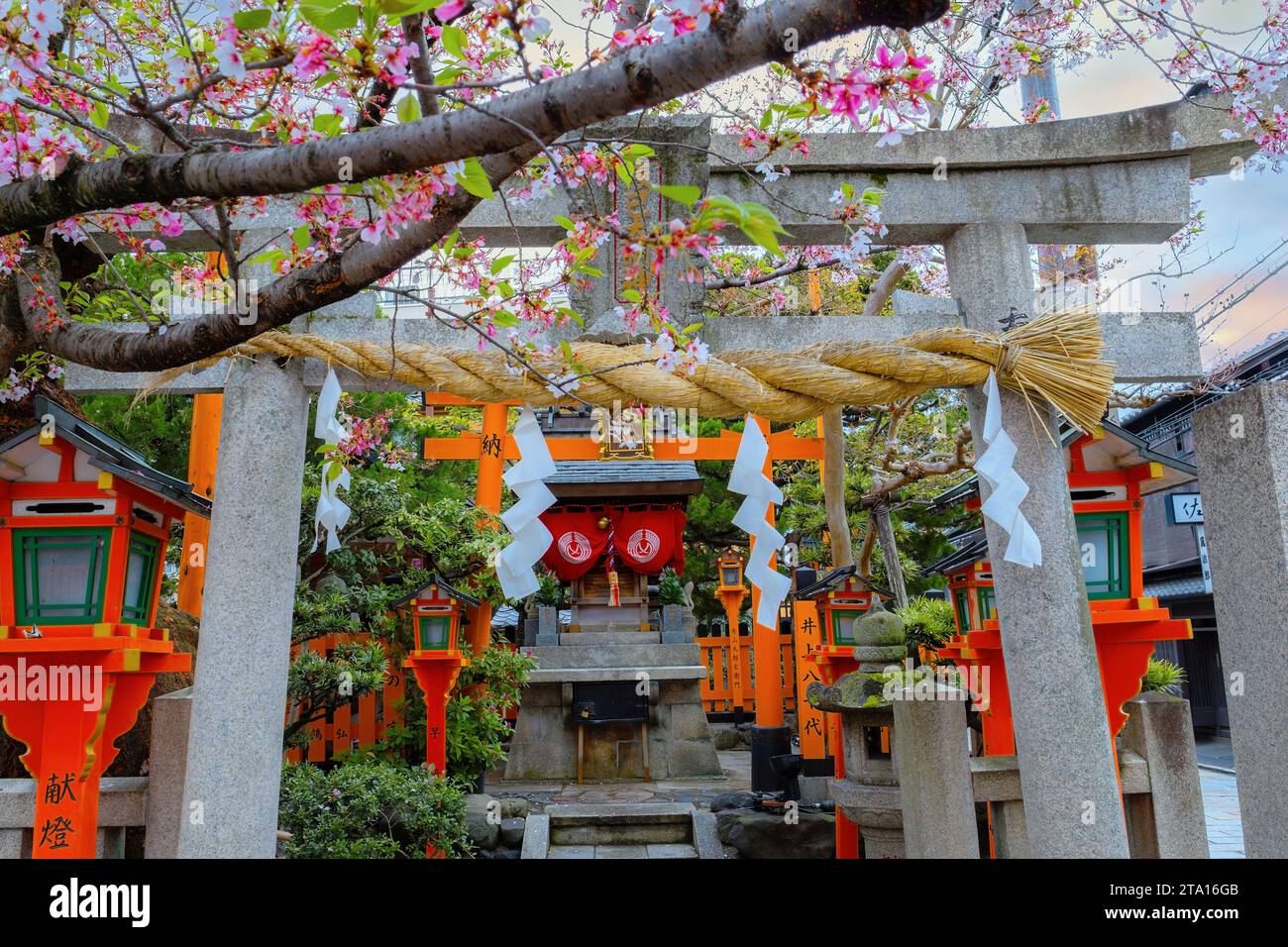 Kyoto, Japan - 6. April 2023: Tatsumi Daimyojin-Schrein in der Nähe der Tatsumu-Bashi-Brücke im Stadtteil Gion Stockfoto