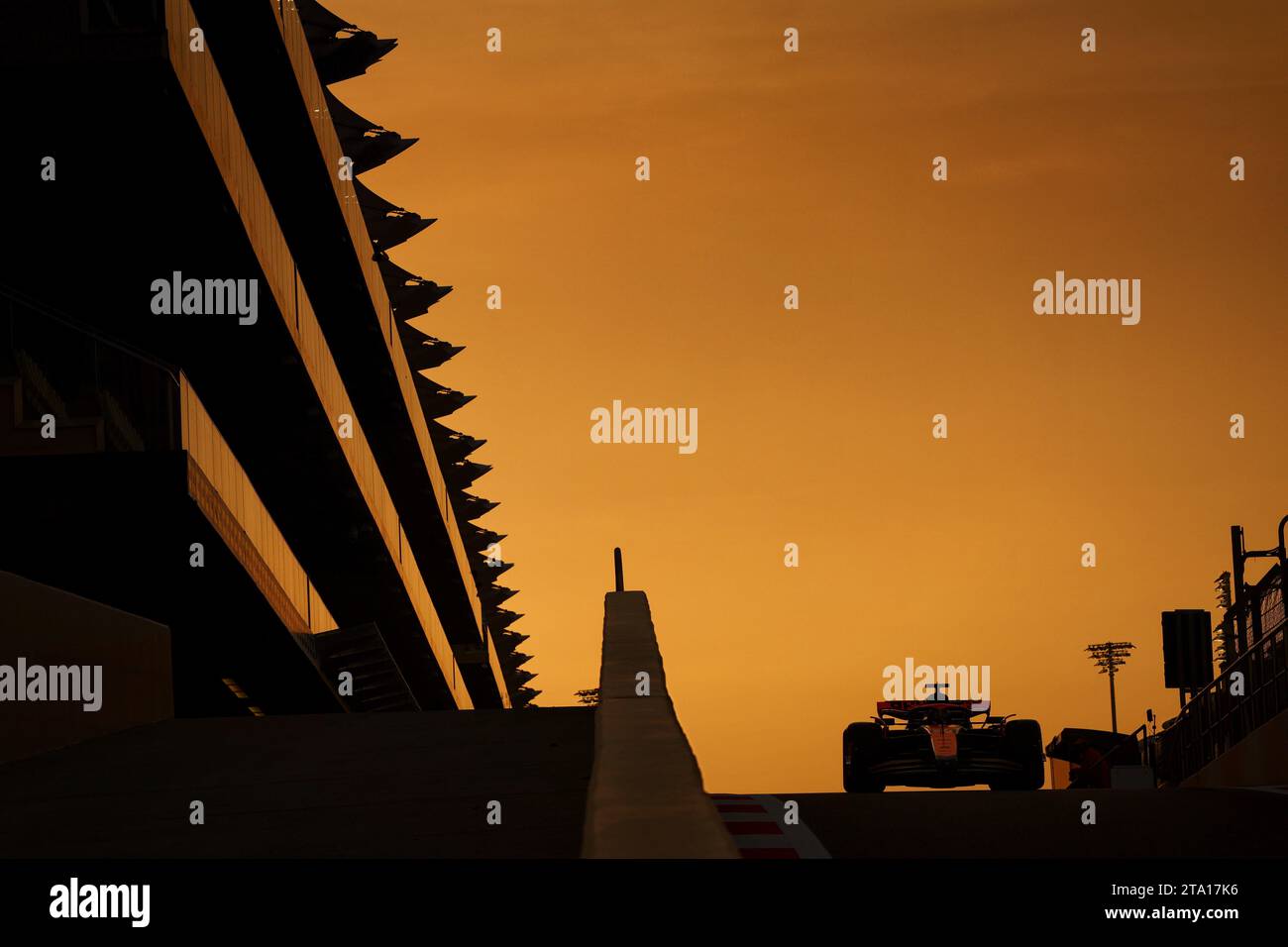 Abu Dhabi, Abu Dhabi. November 2023. Oscar Piastri (aus) McLaren MCL60. 28.11.2023. Formel-1-Test, Yas Marina Circuit, Abu Dhabi, Dienstag. Das Foto sollte lauten: XPB/Press Association Images. Quelle: XPB Images Ltd/Alamy Live News Stockfoto