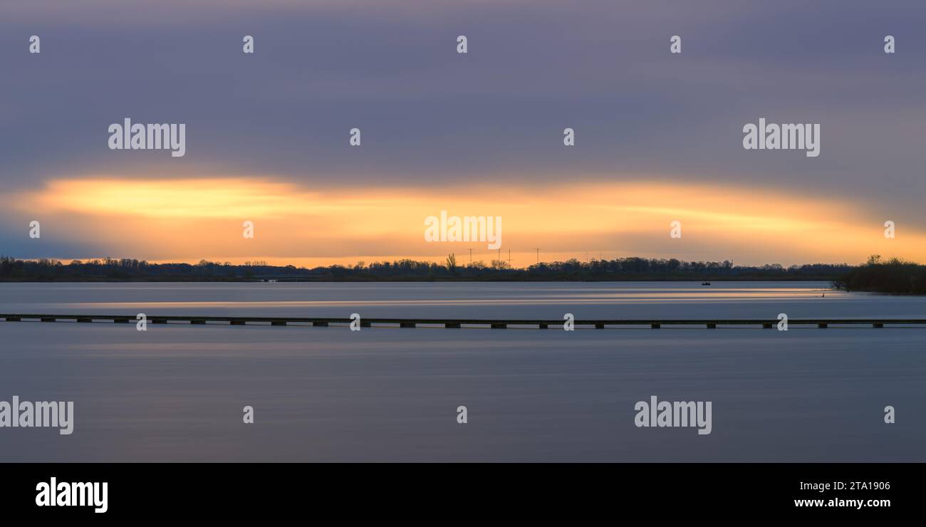 Ein breites 2:1-Panoramabild einer 2-minütigen Exposition bei Sonnenuntergang im Naturschutzgebiet 't Roegwold, das sich auf dem Dannemeer in der Nähe des Dorfes Schil befindet Stockfoto