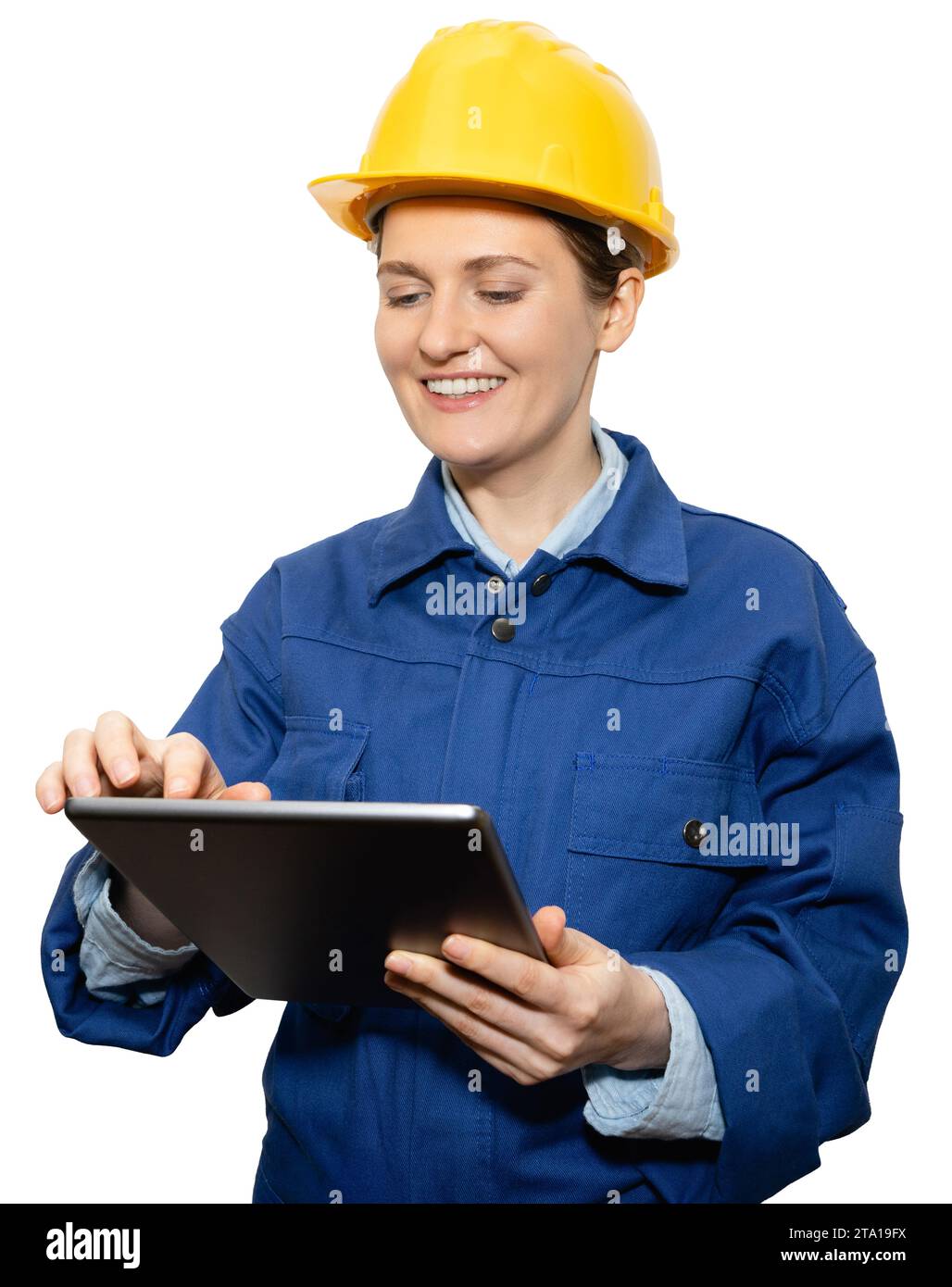 Isolierte lächelnde Ingenieurin in gelbem Helm und blauer Uniform mit digitalem Tablet. Stockfoto