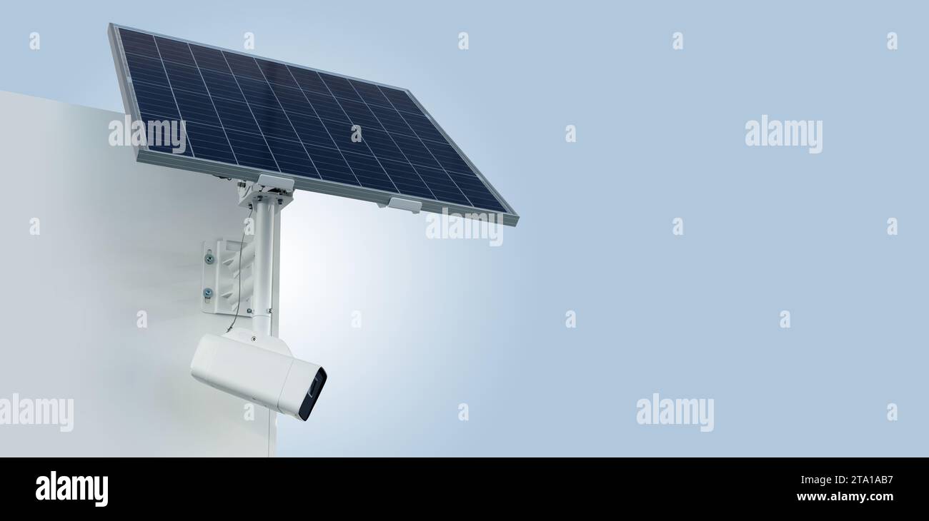 Autonome Überwachungskamera mit Sonnenkollektor. Sicherheit am Außenrand. Stockfoto