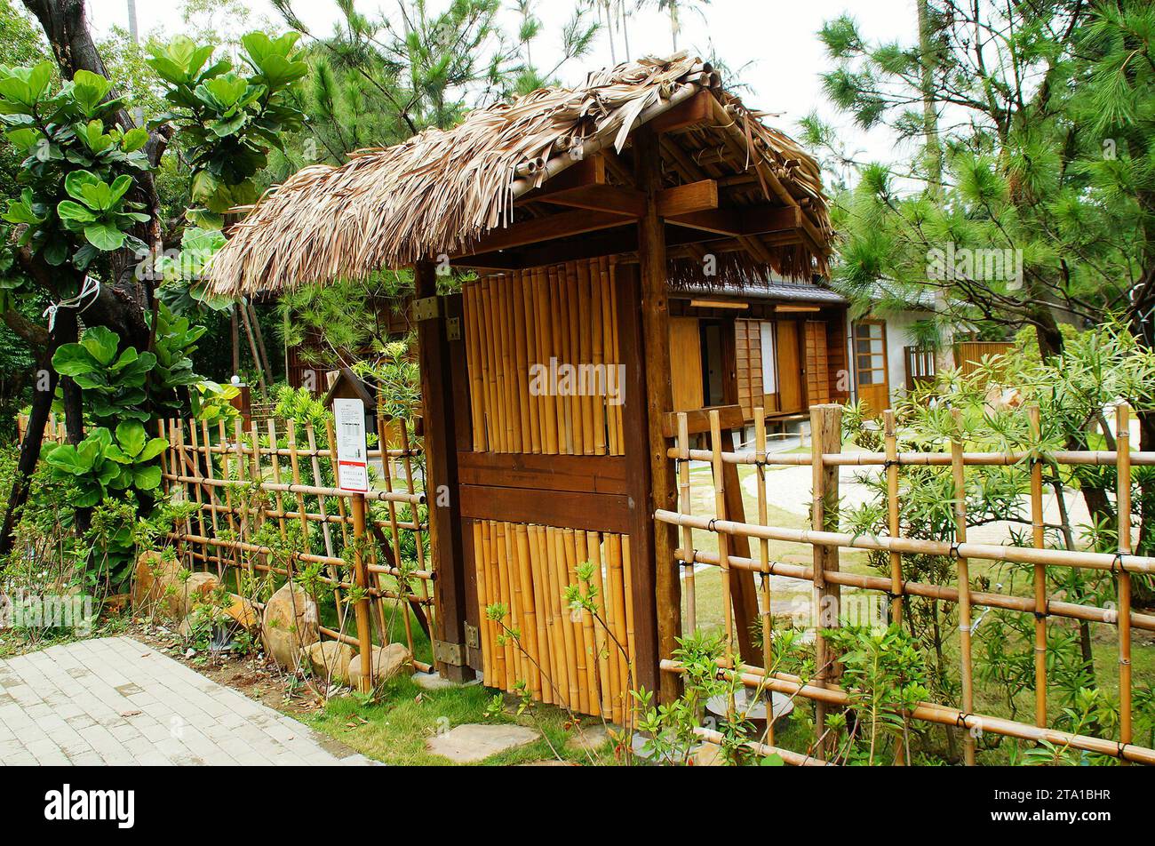 Öffentliches Parkhaus, traditionelles japanisches Bambusdesign Stockfoto