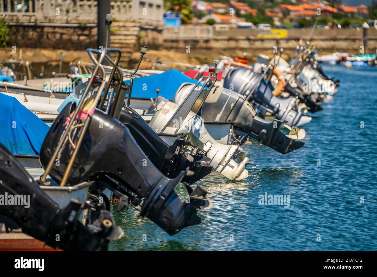 Boote mit Motoren auf dem Wasser Stockfoto