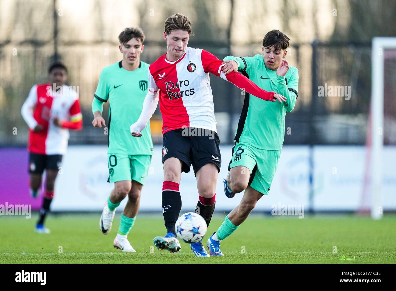 Rotterdam, Niederlande. November 2023. Rotterdam - Thijs Kraaijeveld von Feyenoord O19 während der 5. Etappe der Gruppenphase der UEFA Youth League zwischen Feyenoord O19 und Atletico Madrid O19 am 28. November 2023 in Rotterdam, Niederlande. Credit: Box to Box Pictures/Alamy Live News Stockfoto