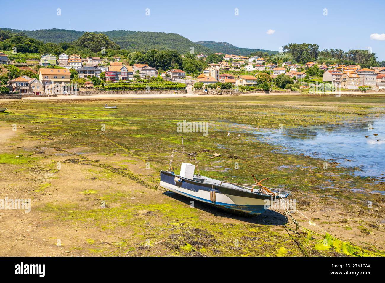 Altes überwachsenes Boot, auf dem Wasser Combarro, Spanien, Galicien Stockfoto