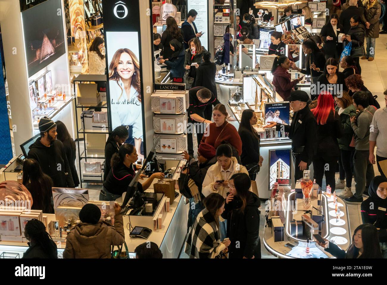 Im Macy's Herald Square Flagship Store in New York tummeln sich zahlreiche Käufer, die am Tag nach Thanksgiving, dem Black Friday, 24. November 2023 einkaufen wollen. Die National Retail Federation prognostiziert, dass am Wochenende des Black Friday 182 Millionen Menschen persönlich und online einkaufen werden, bis zum Cyber Monday. (© Richard B. Levine) Stockfoto