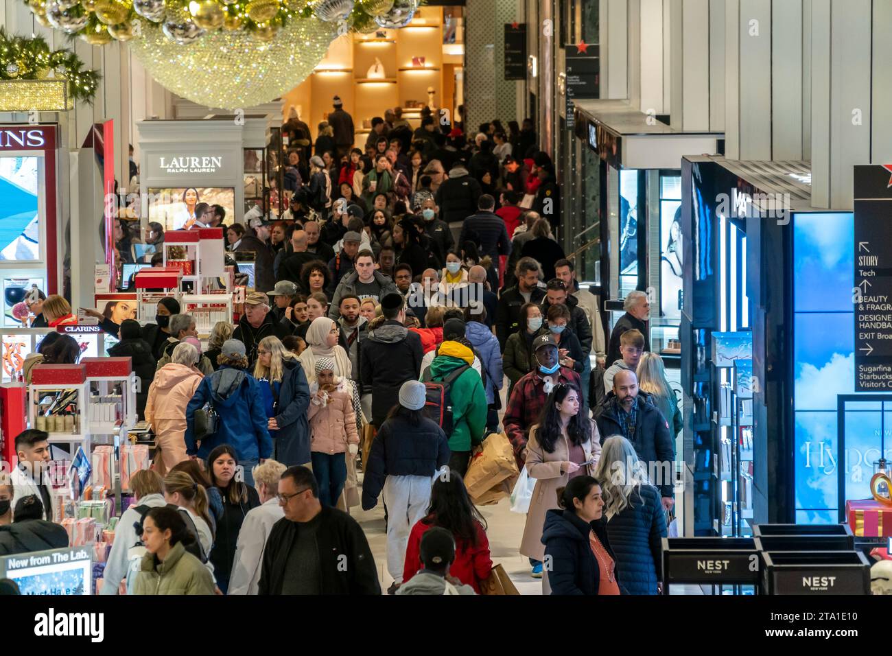 Im Macy's Herald Square Flagship Store in New York tummeln sich zahlreiche Käufer, die am Tag nach Thanksgiving, dem Black Friday, 24. November 2023 einkaufen wollen. Die National Retail Federation prognostiziert, dass am Wochenende des Black Friday 182 Millionen Menschen persönlich und online einkaufen werden, bis zum Cyber Monday. (© Richard B. Levine) Stockfoto