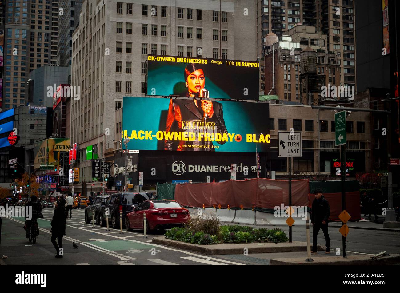 Eine digitale Plakatwand in Midtown Manhattan in New York zeigt den Schauspieler Keke Palmer, der für Unternehmen in schwarzem Besitz wirbt, mit einem Stück am Black Friday, das am Sonntag, den 26. November 2023, zu sehen ist. (© Richard B. Levine) Stockfoto