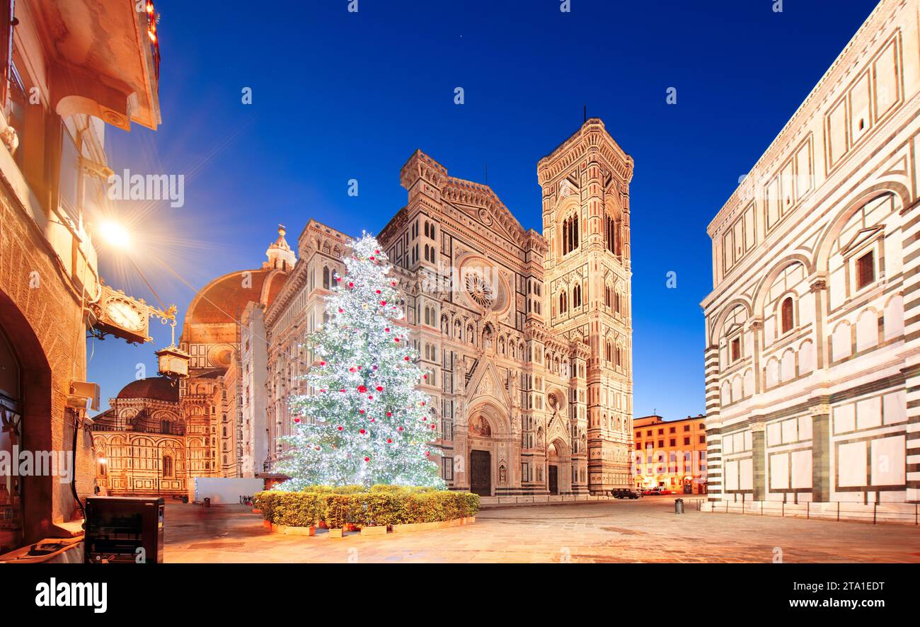 Florenz, Toskana, Italien während der Weihnachtszeit in der Nacht mit dem Dom. Stockfoto