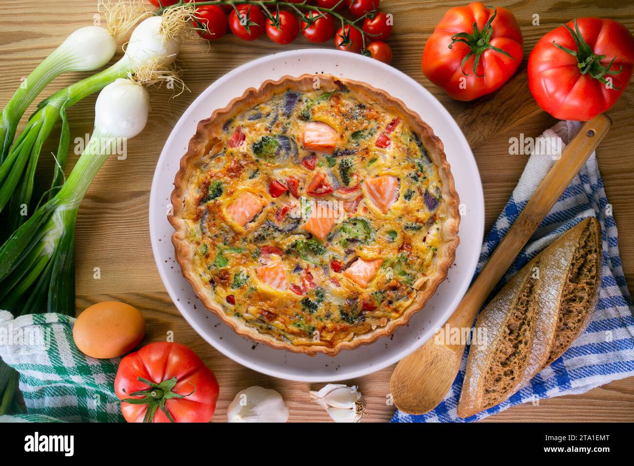 Traditionelle Lachsquiche mit Brokkoli und Gemüse. Stockfoto