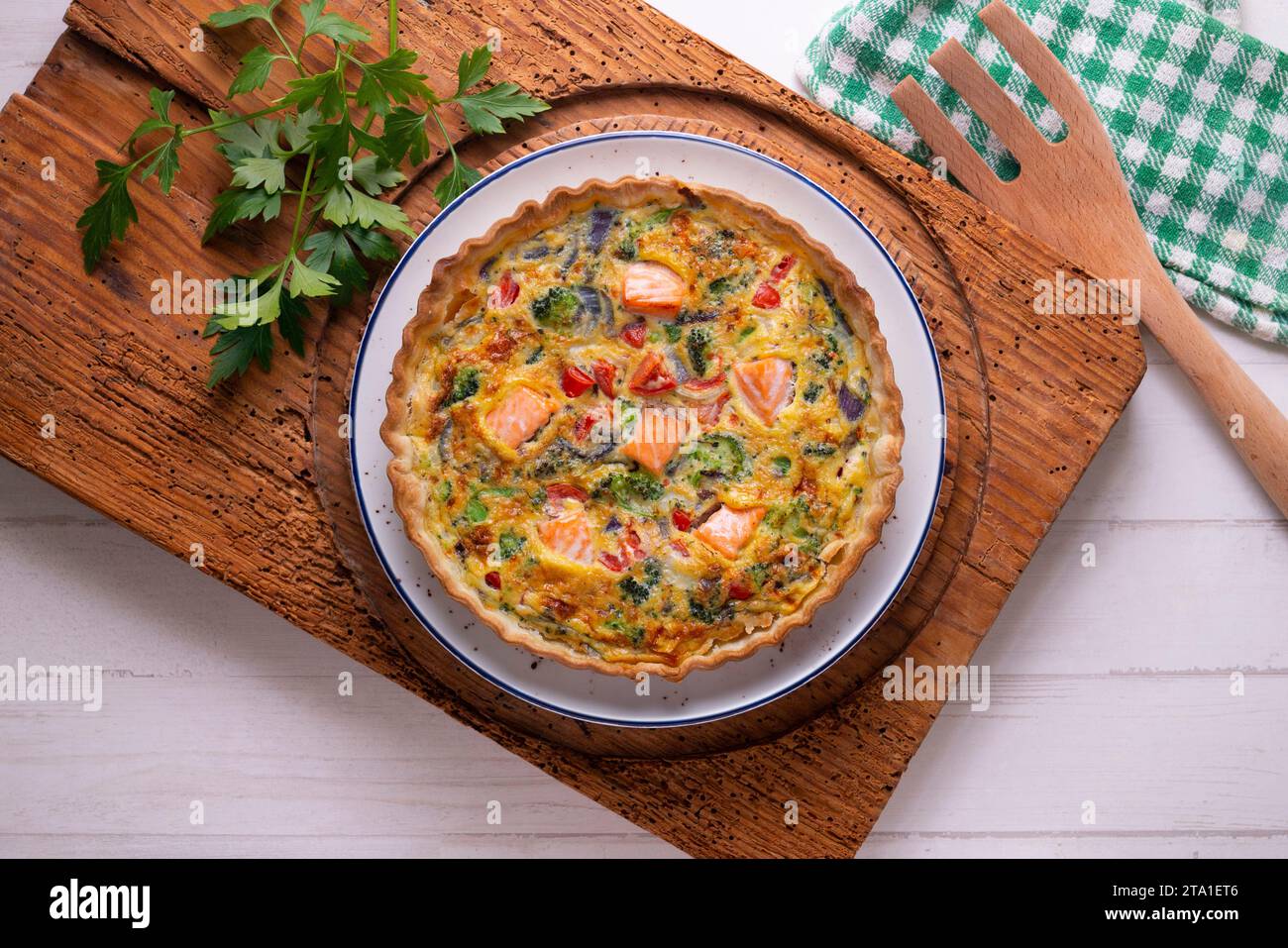Traditionelle Lachsquiche mit Brokkoli und Gemüse. Stockfoto