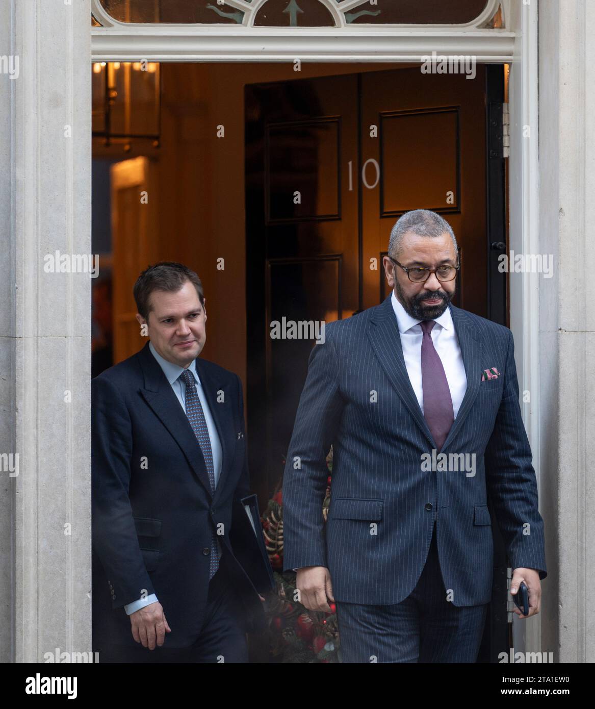 Downing Street, London, Großbritannien. November 2023. James cleverly Abgeordneter, Staatssekretär für das Innere Ministerium, Innenminister verlässt 10 Downing Street nach wöchentlicher Kabinettssitzung, hinter ihm ist Robert Jenrick Abgeordneter, Minister für Außenministerium, Innenministerium (Einwanderung). Quelle: Malcolm Park/Alamy Live News Stockfoto