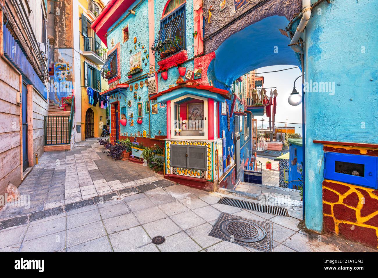 Vietri Sul Mare, Italien, die Straßen der Stadt sind reich dekoriert. Stockfoto