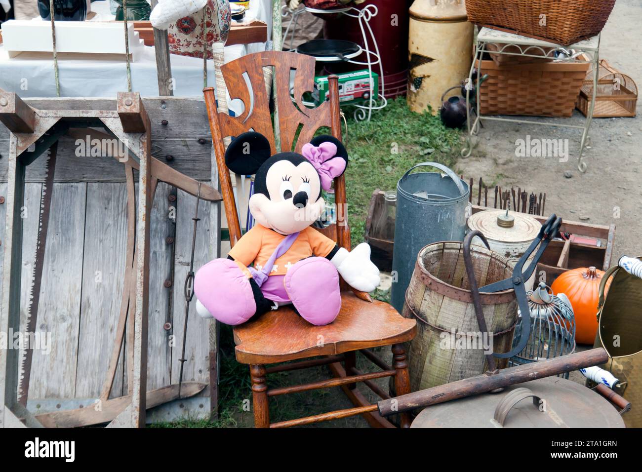 Nahaufnahme eines Standes auf dem berühmten Brimfield Flea Market, Hampden County, Massachusetts, Stockfoto