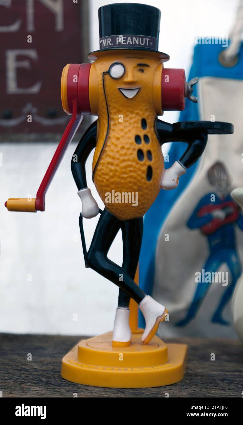 Mr. Peanut Hand Grinder, Verkauf auf dem Brimfield Flea Market, Hampden County, Massachusetts, Stockfoto