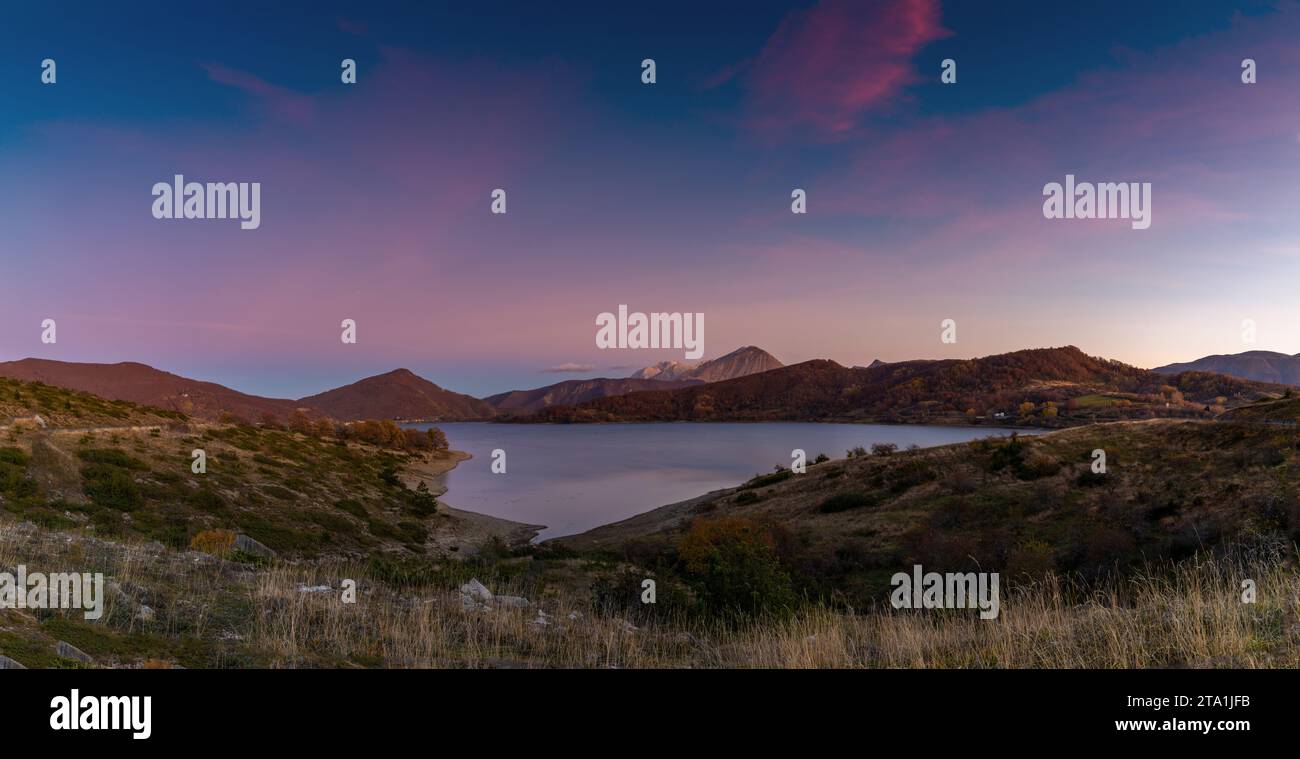 Eine Panoramalandschaft des Lago di Campotosto in den Abruzzen bei Sonnenuntergang Stockfoto