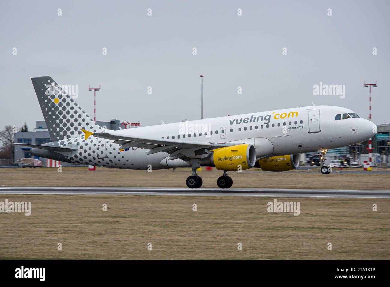 Die spanische Billigfluggesellschaft Vueling Airbus A319 landet in Prag Stockfoto