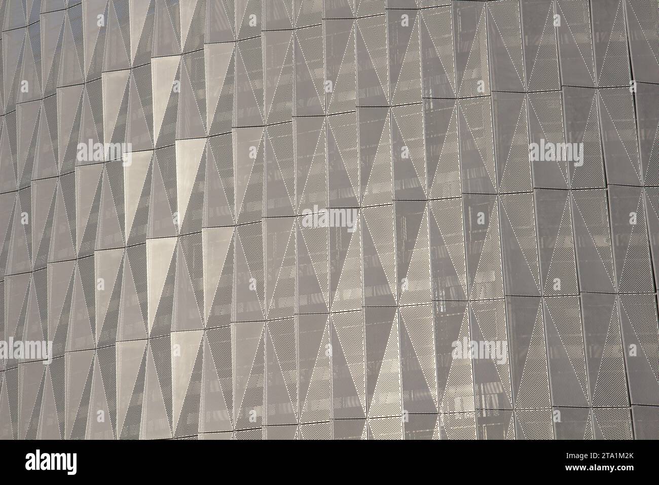 Große Fassade mit modernem Gebäudeparkplatz Stockfoto