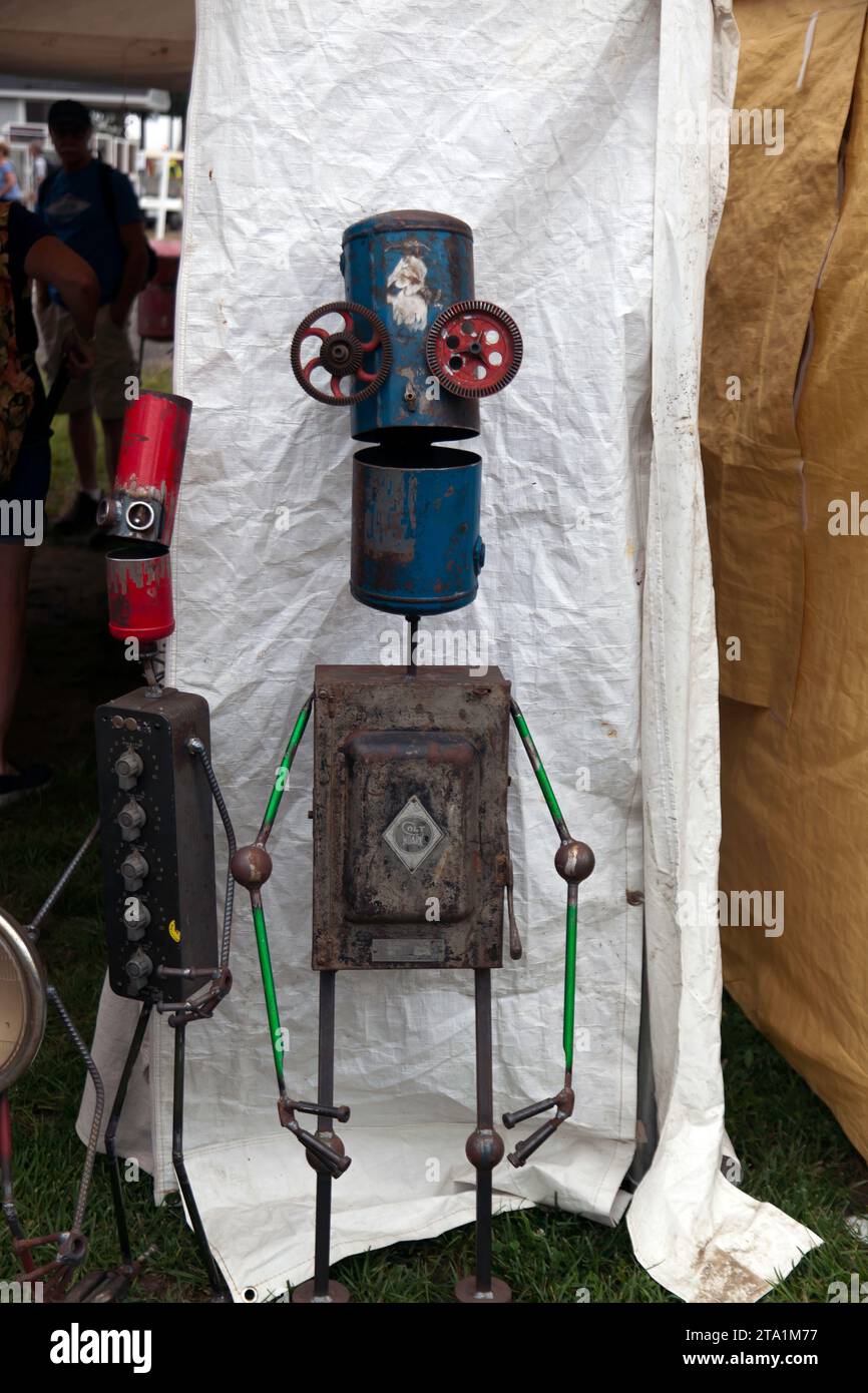 Nahaufnahme von Robotern aus Schrott und alten elektronischen Geräten, zum Verkauf Brimfield Flea Market, Hampden County, Massachusetts, Stockfoto