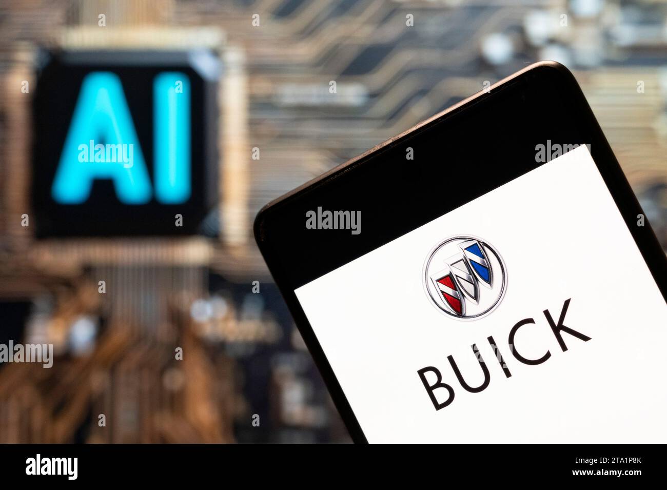 China. November 2023. In dieser Fotoabbildung zeigt die amerikanische Automobilmarke General Motors (GM, NYSE: GM) das Buick-Logo auf einem Smartphone mit einem künstlichen Intelligenzchip und einem Symbol im Hintergrund. (Foto von Budrul Chukrut/SOPA Images/SIPA USA) *** ausschließlich für redaktionelle Nachrichten *** Credit: SIPA USA/Alamy Live News Stockfoto