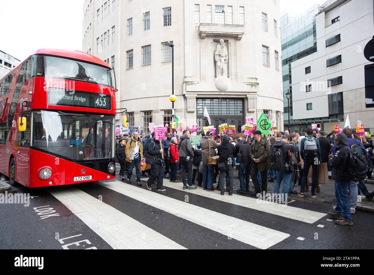 Die Teilnehmer treffen sich während einer Demonstration gegen Rassismus vor dem BBC Broadcasting House in London. Stockfoto