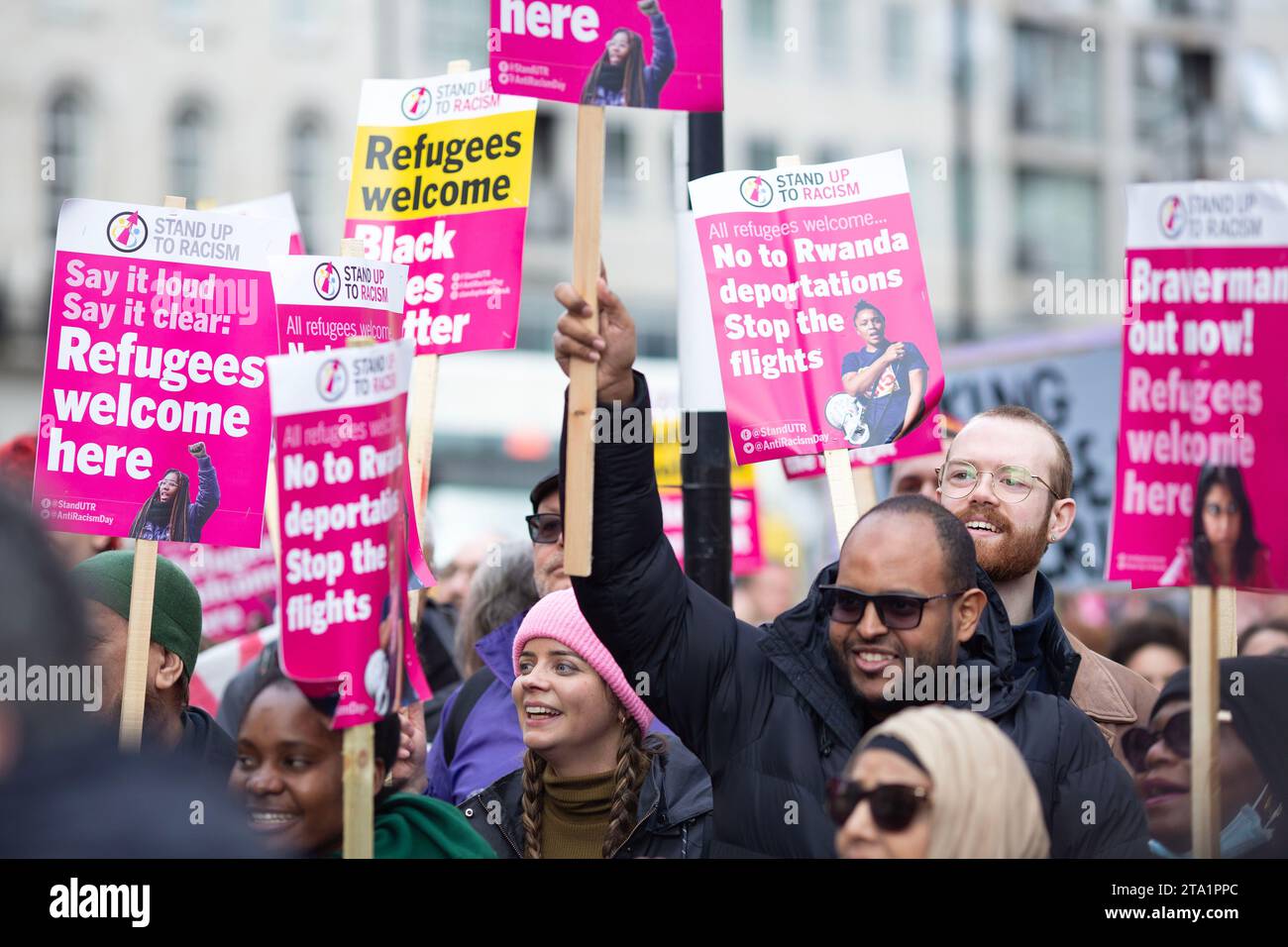 Die Teilnehmer treffen sich während einer Demonstration gegen Rassismus vor dem BBC Broadcasting House in London. Stockfoto