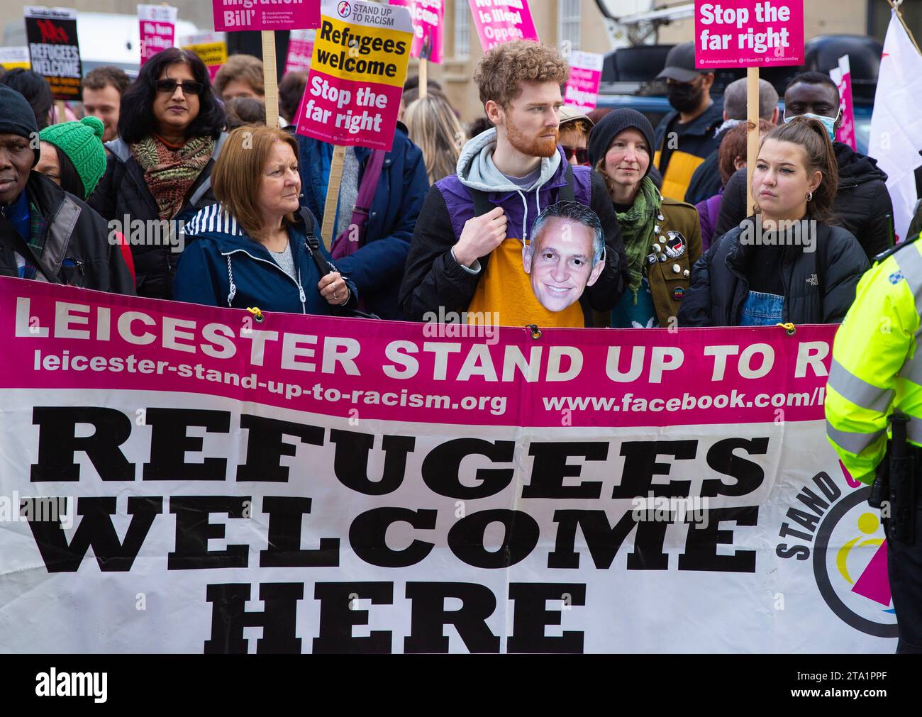 Die Teilnehmer treffen sich während einer Demonstration gegen Rassismus vor dem BBC Broadcasting House in London. Stockfoto