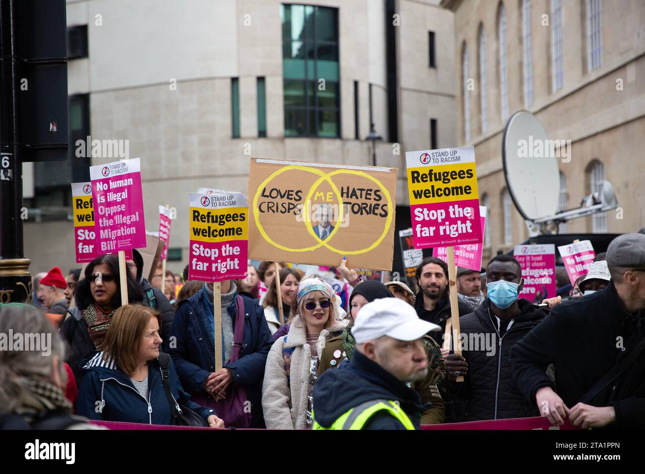 Die Teilnehmer treffen sich während einer Demonstration gegen Rassismus vor dem BBC Broadcasting House in London. Stockfoto