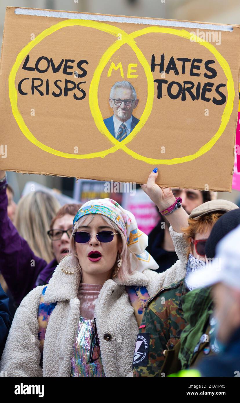 Die Teilnehmer treffen sich während einer Demonstration gegen Rassismus vor dem BBC Broadcasting House in London. Stockfoto