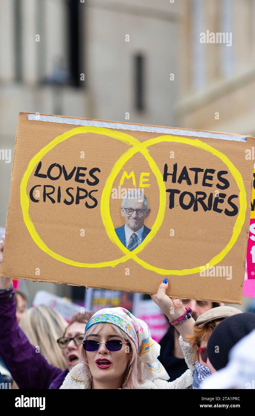 Die Teilnehmer treffen sich während einer Demonstration gegen Rassismus vor dem BBC Broadcasting House in London. Stockfoto