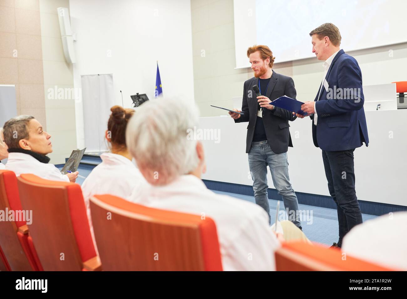 Referenten diskutieren mit Ärzten im Publikum während einer medizinischen Veranstaltung im Kongresszentrum Stockfoto