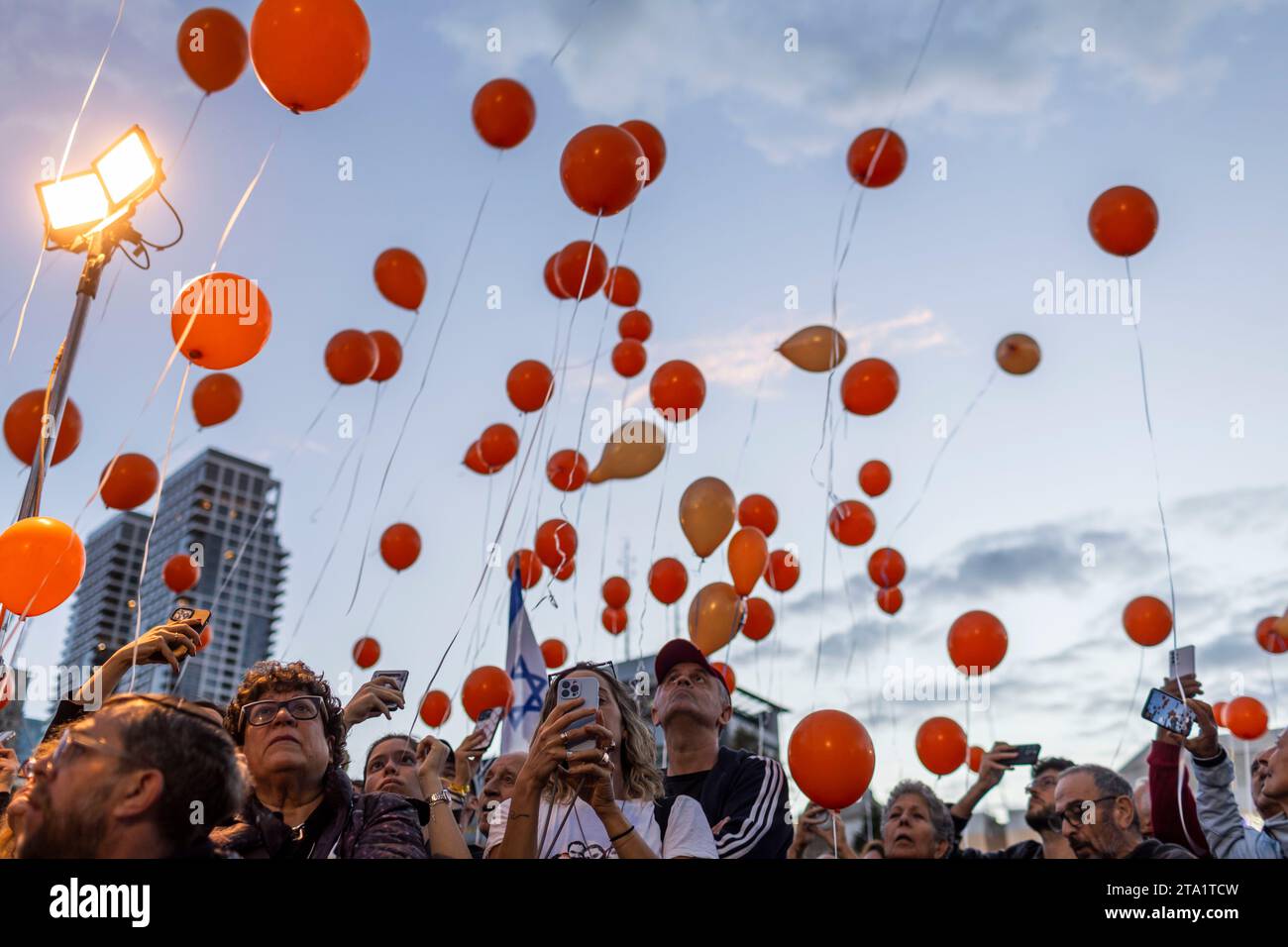 Tel Aviv, Israel. November 2023. Demonstranten und Verwandte der Israelis Bibas-Familie lassen während einer Versammlung Ballons frei, die zur sofortigen Freilassung der Familie von Hamas-Militanten aufrufen. Quelle: Ilia Yefimovich/dpa/Alamy Live News Stockfoto