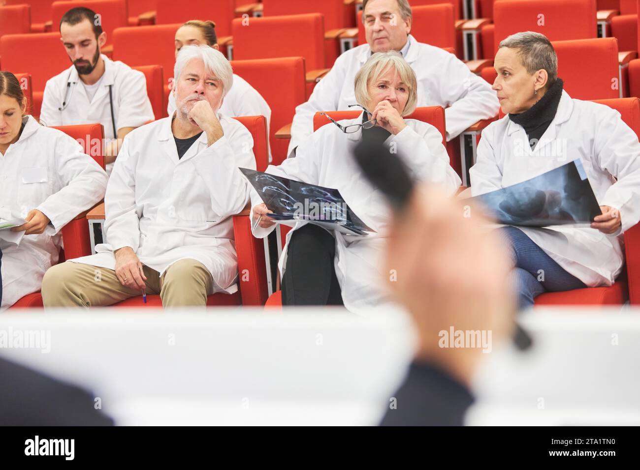 Weibliche Fachleute mit Röntgenaufnahme im Publikum während der Medizinstunde im Auditorium Stockfoto